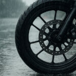 ¿Cómo manejar moto en lluvia de forma segura?