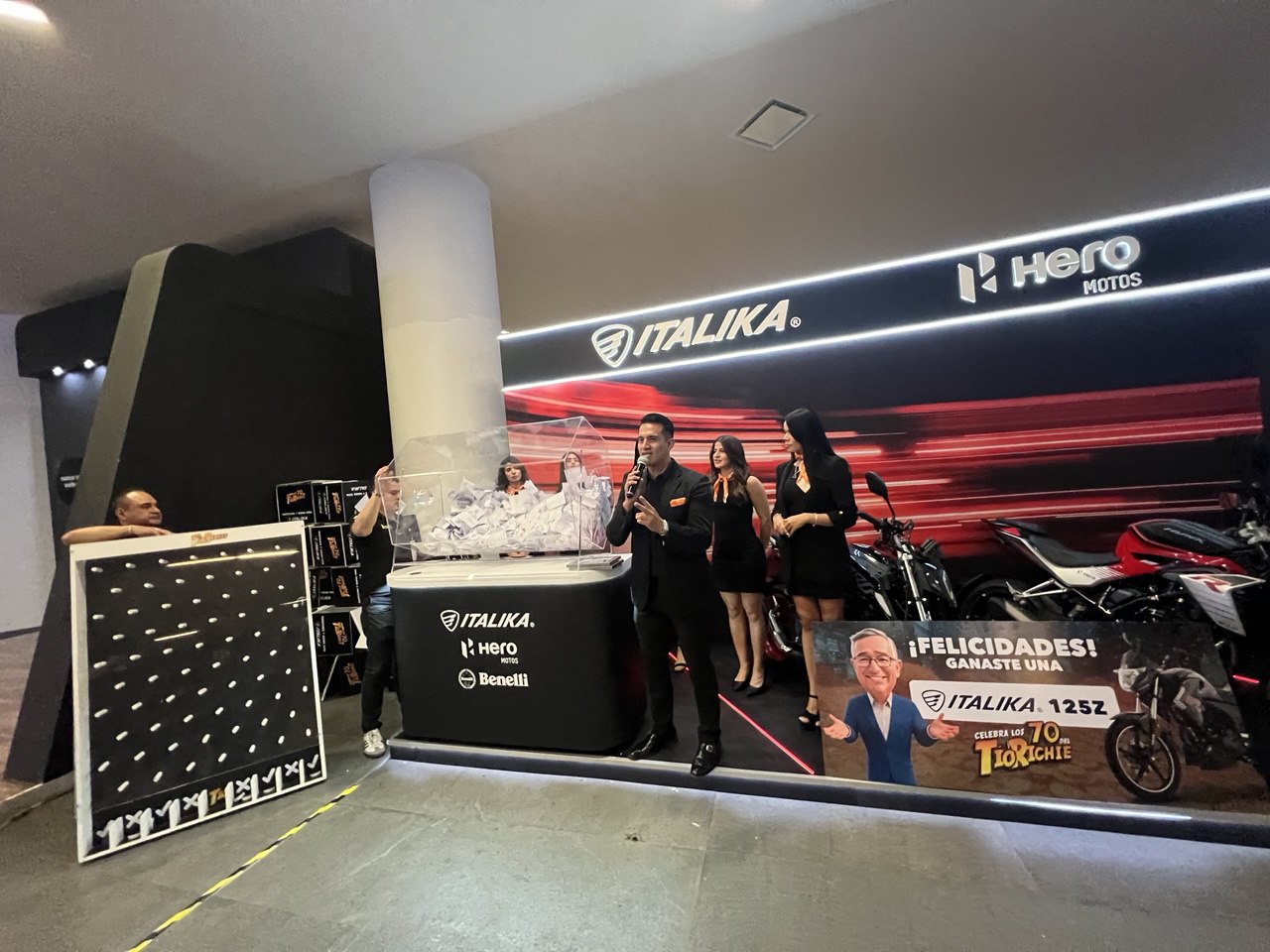 ITALIKA presente en la fiesta de cumpleaños del Tío Richie, con la rifa de dos motos